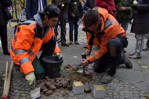 Verlegung von Stolpersteinen durch Auszubildende des Bauhofs Licherfelde