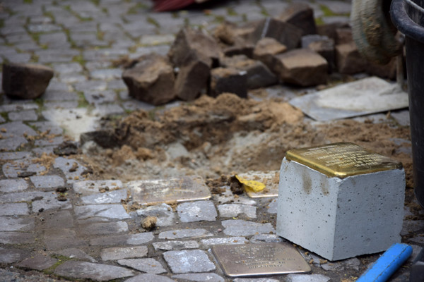 Verlegung von Stolpersteinen unter Teilnahme von 20 Mitgliedern der Familien Zernik aus Israel vom Mittwoch, 6. Juni 2018, 9.20 Uhr, Duisburger Straße 16 in Wilmersdorf