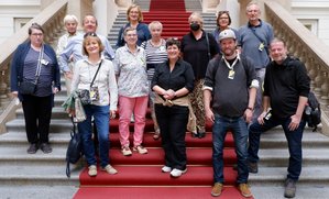 Franziska Becker und eine Gruppe vor einer Führung durch das Abgeordnetenhaus Berlin