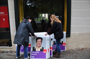 Plakatedistribution und Teameinteilung (Foto: A. Kehmeier)