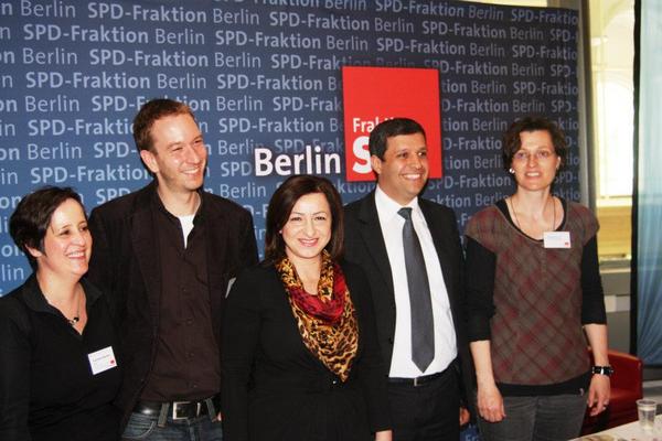 5 aus der Fraktion. V.l.n.r.: Franziska Becker, Frédéric Verrycken, Senatorin Dilek Kolat, Fraktionsvorsitzender Raed Saleh, Birgit Monteiro