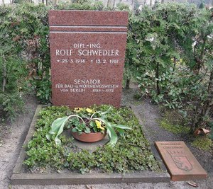 Rolf Schwedlers Ehrengrab auf dem städtischen Friedhof Wilmersdorf (Foto: Wikipedia)