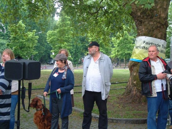 Faires Frühstück v. 18.5.2013 auf dem Nikolsburger Platz (ich mit meinem Pflegehund Fee)