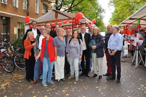 SPD in Wilmersdorf: Wir sind viele und verstehen uns. Gemeinsam sind wir stark. Hier auf dem Sommerfest auf dem Leon-Jessel-Platz v. 19.09.2015