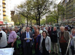 Mit Reinhard Naumann 2015 bei der Gedenktafeleinweihung für einen ermordeten Deserteur, Uhlandstraße 103 in Wilmersdorf (Ecke Berliner Straße, Mittelinsel)